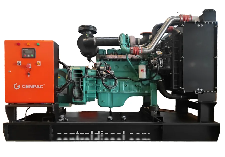Genset open Genpac Cummins 600 kVA: panel oranye di kiri, mesin hijau di tengah, radiator hitam di kanan