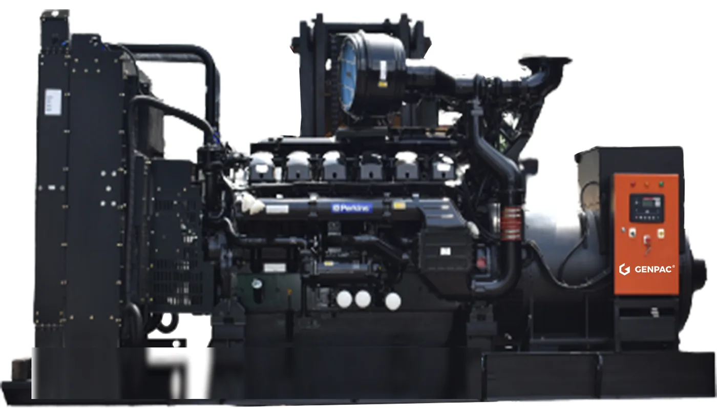 Genset open Genpac bermesin Perkins 1000 kVA dilihat dari samping: radiator di kiri, mesin diesel di tengah, alternator dan panel kontrol di kanan